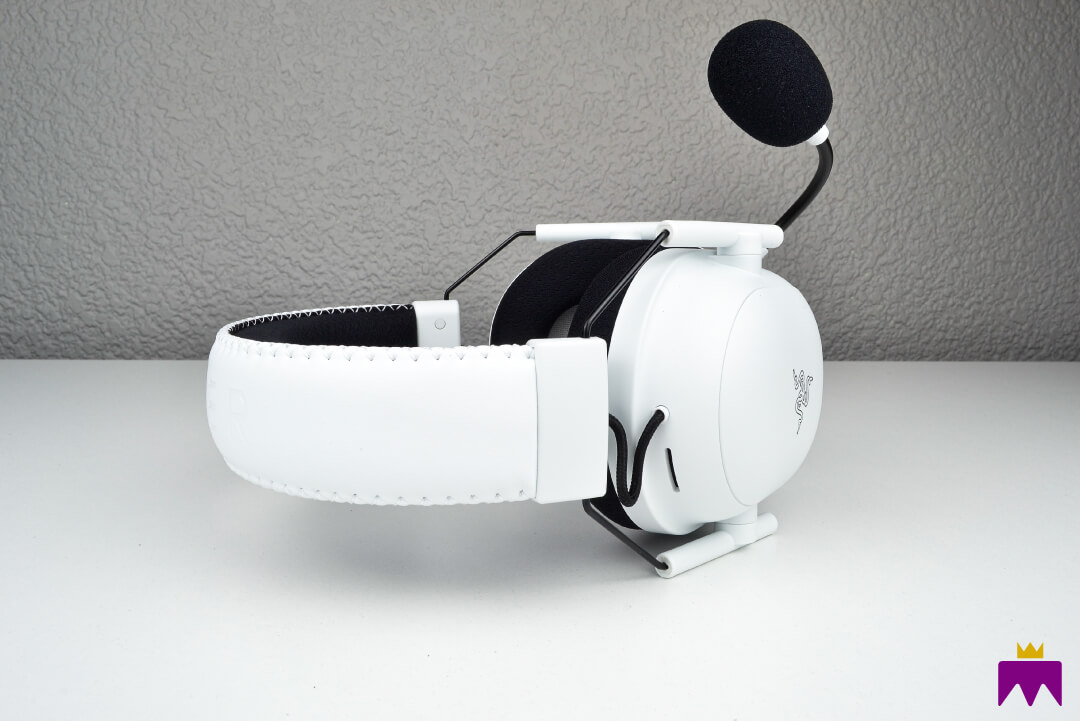 Razer BlackShark V2 Pro White Edition sobre la mesa