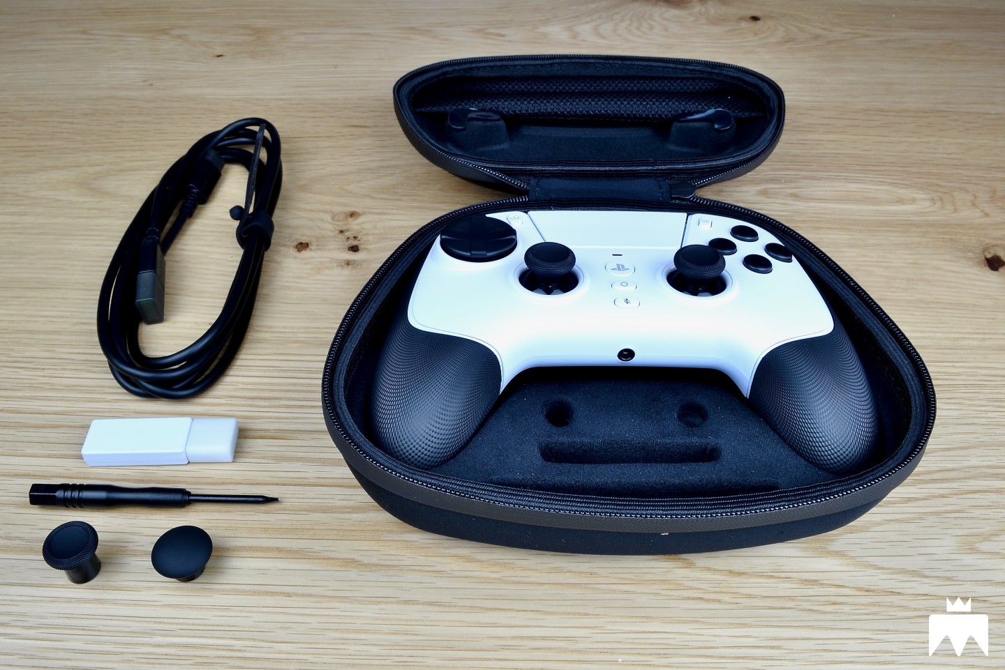 Razer Raiju V3 Pro - Cables y estuche